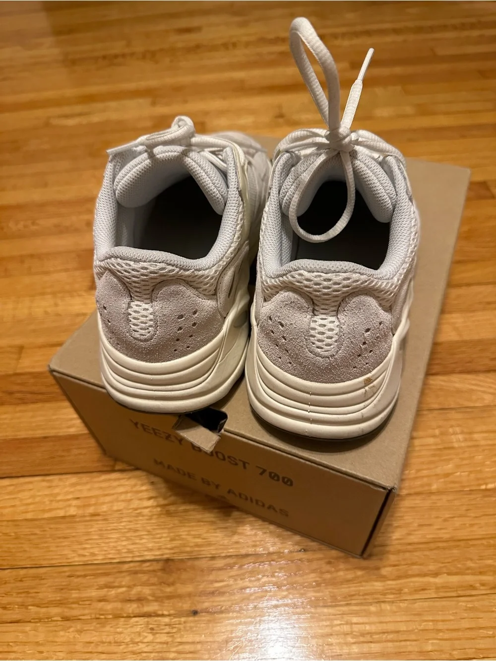 Yeezy Boost 700 analog